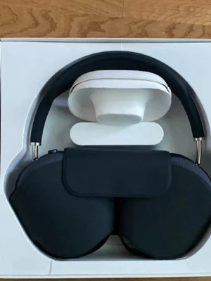 Apple AirPods Max Svart hörlurar - Snygga Apple AirPods Max i svart med stilren design och mjuka öronkuddar. Bygeln är vadderad och bågen i metall ger en exklusiv känsla. Over-ear-modell med smart case för förvaring. Perfekt för musik, gaming eller film.