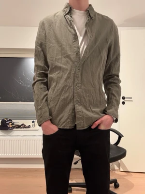 Olivgrön linneskjorta från Cubus - Säljer en olivgrön skjorta från Cubus i linnemix med viskos. Skjortan har klassisk krage, knappar framtill och långärmad design. Regular fit som ger en avslappnad och snygg look. Perfekt för dig som gillar stilrena plagg med naturlig känsla. Kika gemensamma annonsen med flertal skjortor om det behövs till vår/sommar! Hör av er vid eventuella frågor 