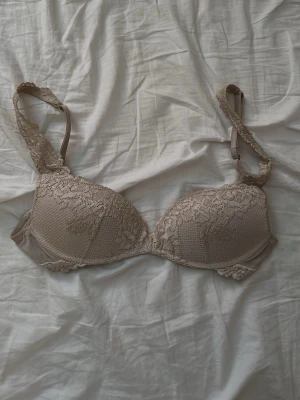 Intimissimi Bh - Gioia Pretty flowers push up BH från Intimissimi, inte så använd❣️i storlek 70B Gräddvit