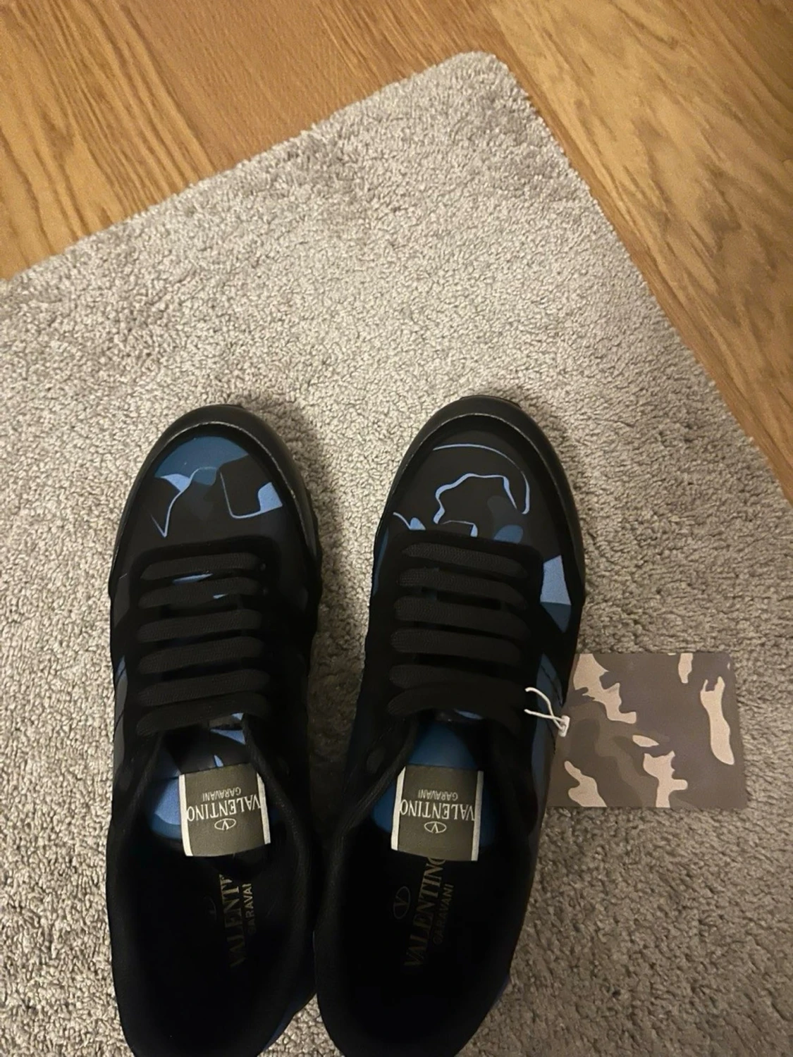 Svart o blå valentino rockrunners - 1
