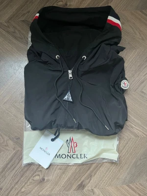 Moncler windbreaker  - Säljer denna tvär feta jackan från moncler. Är i toppen skick och har använts några få (ca 2 ggr), den är i storlek S och har en väldigt skön passform . NFC-Scan fungerar suveränt 🤩tveka inte att köpa!! 🚨Priset är inte hugget i sten och kan diskuteras vid intresse🚨