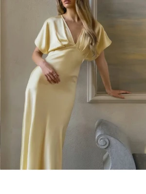 Ginatricot klänning - Helt ny trending satin klänning med prislapp