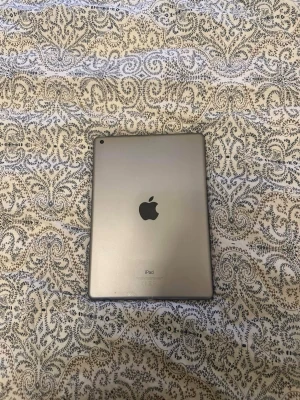 Ipad - Säljer min Ipad, generation 6. Ipaden har endast andvändts till plugg och fungerar utmärkt.   Medföljer🌸 -   Laddare  Rosa skal  Nollställd och utloggad från iCloud.  Hel och fin, inga stora repor etc.  Apple Ipad. Serienummer F9GX9BCHJFBJ