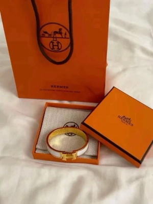 Armband - Herms arband, helt ny i guld/vit färg. Dustbag medföljer