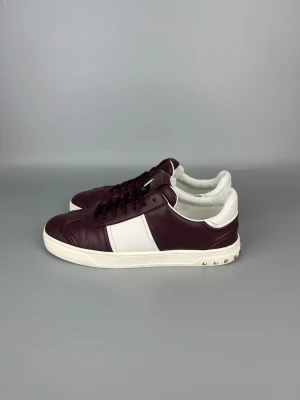 Valentino Flycrew Sneaker Burgundy - • The shoes have been gently used and are in very good condition • Size: 42 (fits 42.5–43) • Color: Burgundy / Wine Red • Retail price: ~5000 SEK (very rare, no longer in production) • No accessories