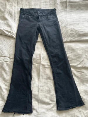 Svarta bootcut jeans från weekday - Bootybei jeans från weekday, cheap monday. Andvända relativt mycket, slitna på byxbenen färgen är lite urtvättad men inget man tänker på! Nypris 399. Storlek W26/L30