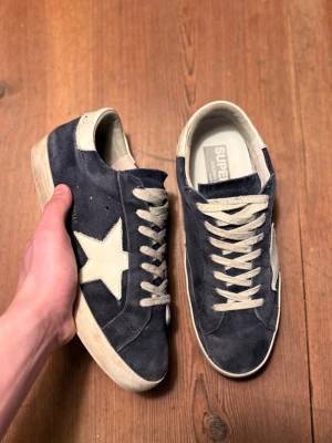 Golden Goose skor - 42 - Tja! Säljer dessa feta Golden Goose skor som är ganska rare och finns ej så många ute på Plick, Dem är fräscha och skicket är 9/10 enligt mig. Strlk 42. Ifall ni har frågor/vill ha mer bilder så är det bara att hojta till! 🤝