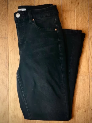 Cropped flare jeans regular waist - Jeans från Kappahl (original pris: 499). Croppade jeans i flare-modell med normalhög midja. Jeansen har en kortare benlängd med något utsvängda ben. Jeans i klassisk 5-ficksmodell. Stretchig denimkvalitet. Gylf med dragkedja och knapp. Innerbenslängd: 70 cm