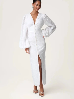 Adoore Positano klänning vit broderad - oanvänd - En jättefin klänning från Adoore i nyskick, den ligger fortfarande kvar i shoppingpåsen. Klänningen är helt oanvänd och utan några som helst fel eller anmärkningar. Anledningen till försaljningen ar endast att jag i efterhand kände att färgen inte riktigt passade mig, så den har tyvärr aldrig kommit till användning. Jag köpte även en annan klänning samtidigt som jag också säljer av samma anledning, färgen blev helt enkelt inte rätt för mig när jag kom hem. Pris kan självklart diskuteras🥰