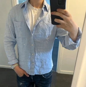 Dressman  - Riktigt fet linneskjorta från dressman.  Perfekt för sommaren. Andvänd fåtal gånger. Hör av dig vid frågor 