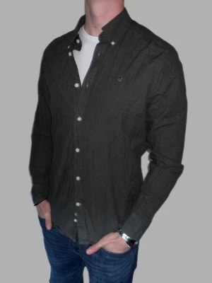 Mörkgrå skjorta från Morris - 🔹 Märke: Morris 🔹 Modell: Skjorta 🔹 Storlek: M 🔹 Färg: Mörkgrå 🔹 Skick: Väldigt fint skick 🔹 Passform: Slim Fit 🔹 Pris: 349kr  ✅ 100% äkta ✅ Snabb frakt ✅ Fler bilder/video finns vid intresse ✅ Stilren och lättmatchad