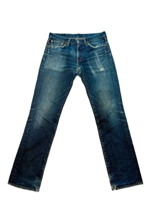 Levis jeans  - Riktigt schyssta jeans ifrån Levis. I storleken 32/32. Snygga slitningar och wash. Sydda I skrevet. Bara att hör av sig vid frågor eller funderingar