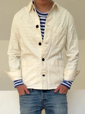 Vit Overshirt - Vit Overshirt i bra skick utan några defekter. Sitter i strl S och Hör gärna av er vid frågor elr funderingar!!
