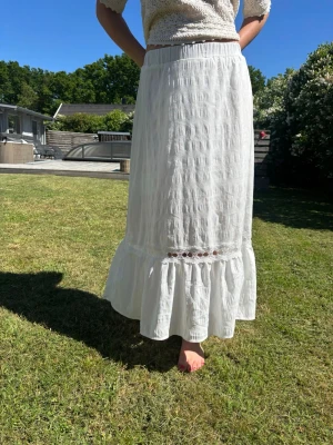 Vit långkjol - Vit långkjol med volang och spets storlek S. Shein.