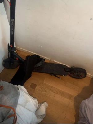 Svart elsparkcykel Kick Racer Ridge - Säljer en svart elsparkcykel från Kick Racer Ridge. Den har robust ram, stora hjul och en bred fotplatta. Perfekt för att ta sig runt i stan på ett smidigt sätt. Laddas enkelt och har handtag med bra grepp.