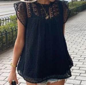Svart Blus - Säljer denna superfina och helt oanvända blusen!💞 | Tveka inte att fråga vid funderingar😊💖 | Använd gärna "köp nu"!!💞💞 | LÅNAD BILD! |