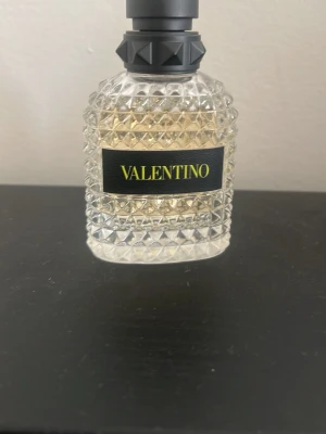Valentino Yellow Dream (SPREJ FUNGERAR EJ) - Detta är valentino yellow dream av Valentino, säljer relativt billigt eftersom parfymens sprej inte funkar, den är dock helt full 50 ml. 
