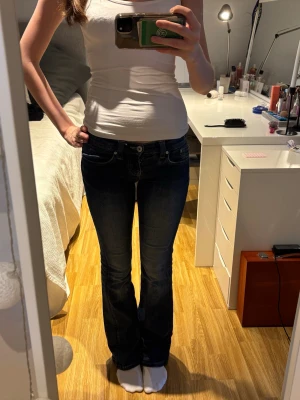 Low rise jeans - Snygga low rise jeans. Knappt andvända, dock har dem en litet skrap märke säljer därav väldigt billigt. Skriv för mer bilder! Skickar snabbt