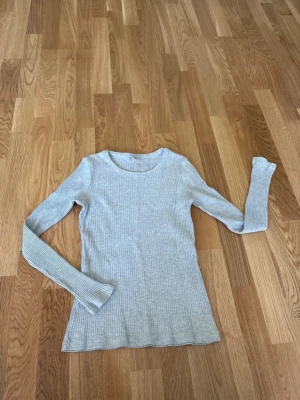 Topp stl 146/152 - Ribbad topp från Lindex i storlek 146/152. Endast tvättad, så i nyskick. 