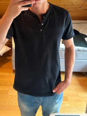 Svart kortärmad t-shirt med knappar - Abercrombie & Fitch L 