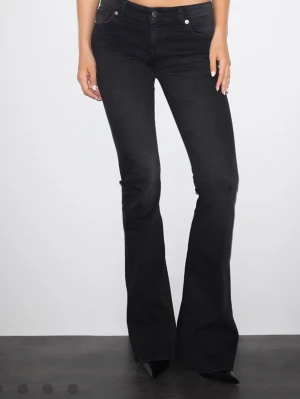 Svarta bootcut jeans från NA-KD - Säljer ett par svarta bootcut jeans från NA-KD med klassisk femficksdesign och hög midja. Jeansen har utsvängda ben och är tillverkade i stretchigt denimtyg som sitter snyggt. Perfekta för dig som gillar en trendig siluett.