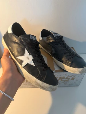 Golden Goose Skor - Ett par schyssta Golden Goose i bra skick. Modellen heter Superstar. Allt OG medföljer självklart! | Storlek: 44 | Skick: 7/10 | Hör av dig vid frågor och funderingar! 
