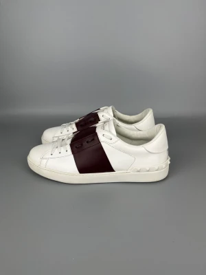 Valentino Open Sneaker Burgundy - • The shoes have been gently used and are in very good condition • Size: 44 (fits 44.5–45) • Color: Burgundy • Retail price: 7280 SEK / 590€ • No accessories