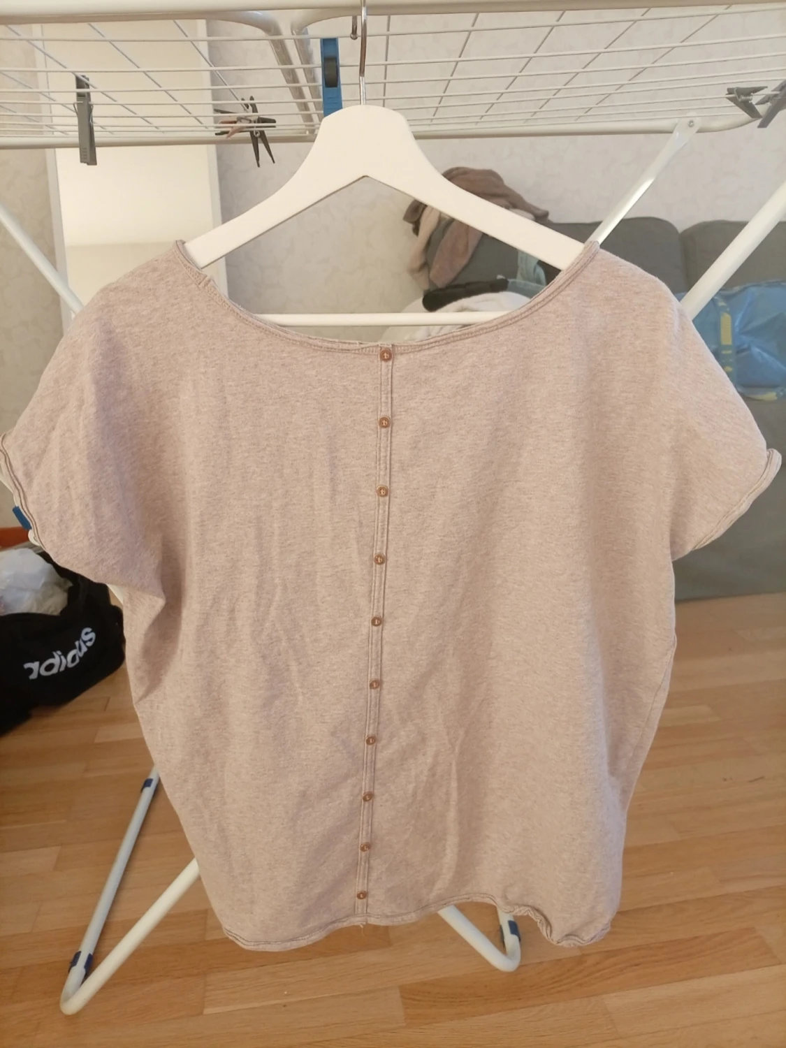 Ljusbeige t-shirt med blompatch - 2