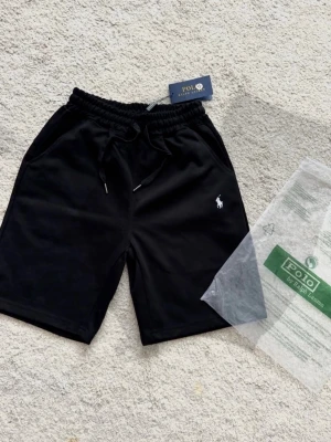 Ralph Lauren Shorts - Storlek M - Nya & Oanvända - Riktigt fina Ralph Lauren shorts i storlek M, perfekt sommaren. ☀️  Storleken är M, passformen är väldigt bra & skön. ✨  Postas och skickas direkt eller samma dag! 📦  