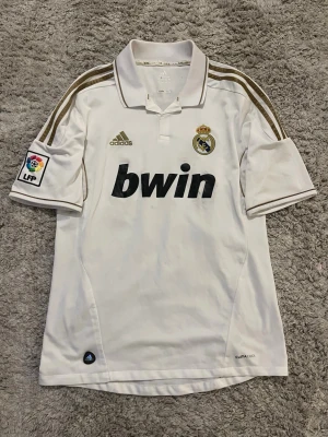 Real Madrid 2011/2012 Gonzalo Higuain tröja - Real Madrid hemmatröja 2011/2012 Gonzalo Higuain med La Liga patch, storlek M.
