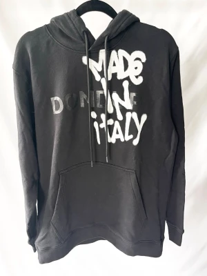 Dondup Hoodie - Extremt fet och sällsynt hoodie från DonDup! Fint skick, inga defekter. Storlek M. Kontakta mig för fler frågor och funderingar!