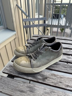Lanvin Cap Toe  - Ett par schyssta lanvins till sommaren! Cond 6.5/10, men klarar definitivt av att användas ett tag till. Finns en liten skada på ena skon, se bilder. 
