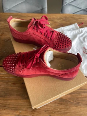 Christian Louboutin sneakers med spikar - Säljer ett par tvär feta Christian Louboutin skor som är knappt ens använda! De är i väldigt bra skick! De är i storlek 42 men sitter mer som 42,5. Allt tillbehör medföljer, såsom 2 dustbags, extra spikar, skosnören, skokartong och självklart kvitto 🧾 skorna köptes för 645 euro 💶 kom gärna med bud eller prisförslag😃