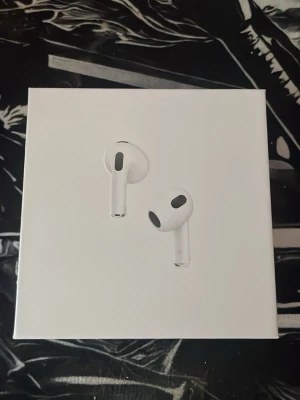 Apple AirPods MagSafe-laddningsetui - Säljer ett par vita Apple AirPods med MagSafe-laddningsetui. Trådlösa in-ear hörlurar i stilren design med slimmad form och smidigt etui. Perfekta för musik, samtal och poddar. Klassisk Apple-kvalitet och enkel anslutning till iPhone och andra Apple-enheter.