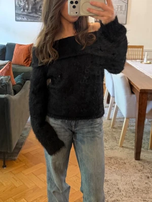 Svart fluffig off shoulder stickad tröja - Svart fluffig offshoulder tröja som verkligen är jättemysig! Köpt på NA-KD o inte använd mycket alls💗