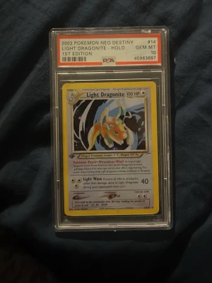 Light Dragonite Neo Destiny PSA 10 - Solo consegna a mano in Nederland zona Zeist Säljer ett Light Dragonite holografiskt Pokémonkort från 2002 Neo Destiny, 1st Edition. Kortet är graderat PSA 10 GEM MINT och är inneslutet i ett skyddande plastfodral. Perfekt för samlare som vill ha något riktigt unikt!