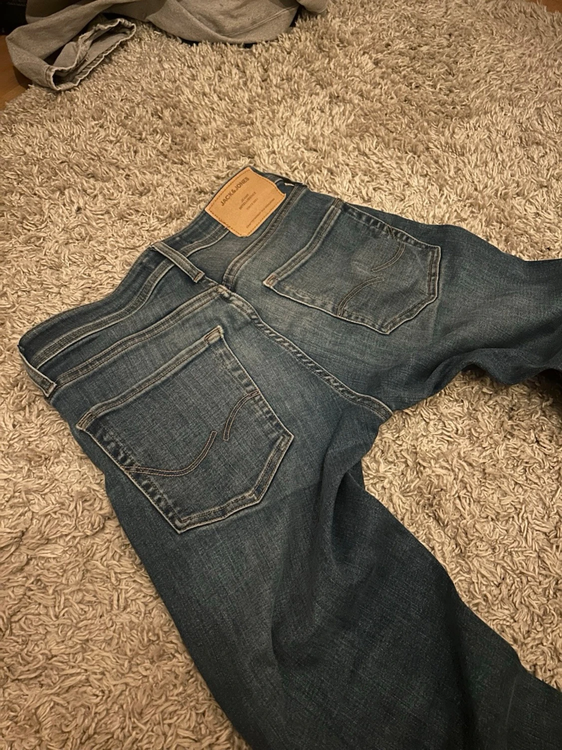 Mörkblå slim fit jeans från jack & jones - 2
