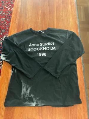 Acne studios long sleeve  - Denna sköna tröjan från Acne studios är eftertraktad för en anledning. Mycket populär och stilig nu till sommar, och denna har använts fåtal gånger. Därför inget tecken på användning. Tveka inte att skriva vid någon fundering, priset sitter inte i Sten 🤝
