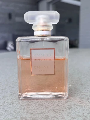 Coco Chanel Mademoiselle Parfym - Säljer denna Coco Chanel Mademoiselle Parfymen. Luktar jättegott! Originalpris: 1100kr!💌 2/3 kvar