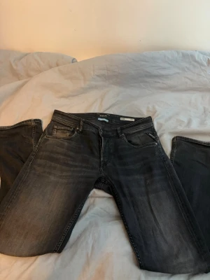 Replay jeans  - Replay grover jeans i färgen svart/grå. Strl 29/30 och sitter slim/straight men mer åt slim hållet. Skicket är fint och väl omhändertagna.