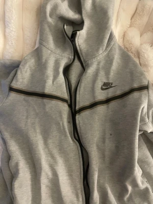 Grå Nike tech  - Snygg grå hoodie från Nike 