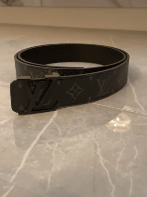 Svart monogram skärp - Säljer ett svart skärp. Skärpet är gjort i skinn och har en stilren, modern look som passar till många outfits.