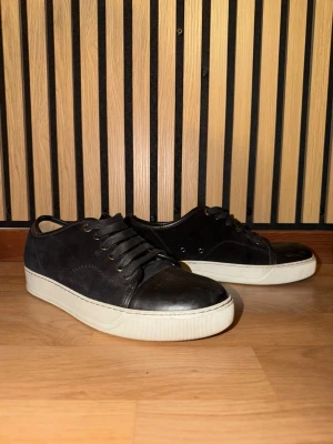 Lanvin skor - 40 - Hej, säljer ett par Lanvin skor som jag knappt har använt. Storlek 40. Skicket är som de syns på bilderna!                                                                         För mer frågor/funderingar är det bara att skicka ett meddelande till mig!