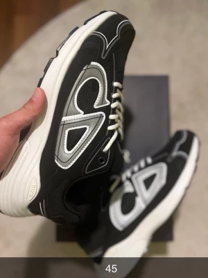 Svart vita B30 sneakers - Säljer ett par svart vita B30 med box. Skorna är helt nya och är i storlek 45
