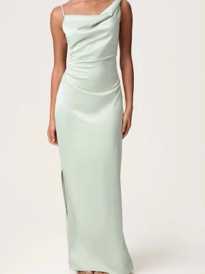 Ljusgrön satinklänning med slits från adoore - Elegant lång klänning i ljusgrön satin med smala axelband och asymmetrisk halsringning. Klänningen har en slits på sidan och en figurnära passform som ger en stilren och modern look. Ordinarie pris 1595kr testade 2 gånger men ej använd ( den är liten i storlek har vanligt vis M