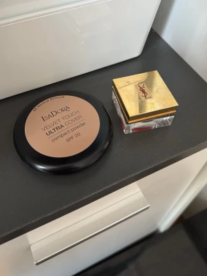 Isadora Velvet Touch Ultra Cover Foundation - Isadora Velvet Touch Ultra Cover compact foundation i färgen 63 Neutral Almond. Kommer i en rund svart dosa med spegel och SPF 20. Ger en matt finish och täcker ojämnheter för en jämn hudton.