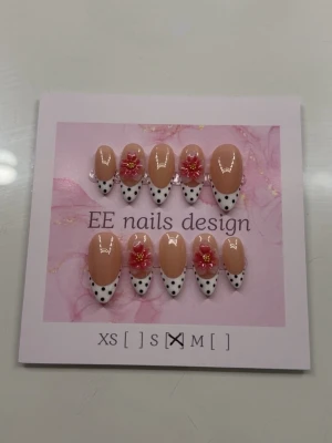 Press-on naglar med polka dot - Strl S: 15 mm, 12 mm, 11 mm, 11 mm, 8 mm + medföljer 1 ark nagelklister och fil 💕 Oanvända