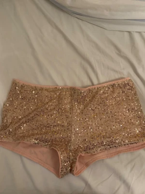 Lågmidjade Glittriga shorts - Köptes här på plick men de passade ej mig!! Hon jag köpte de ifrån sa att de va strl S men skulle säga mer M