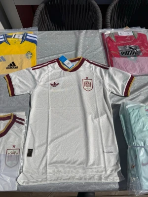 Spanien VM tröja  - Spanien bortatröja VM2026.                                          1 för 300kr 2 för 500kr 3 för 600kr.                                   Storlekar small, medium och large 