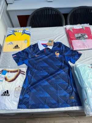 Frankrike VM2026 - Frankrike hemmatröja VM2026.                                              1 för 300kr 2 för 500kr 3 för 600kr.                                  Storlekar small, medium och large 